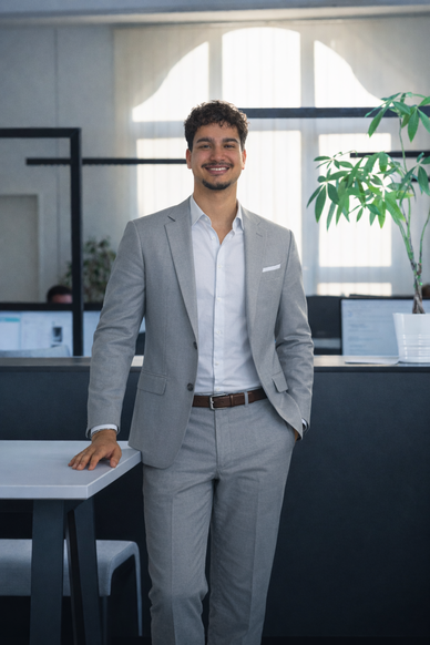 Zoom: jeff_im_anzug_ohne_kravatte.png